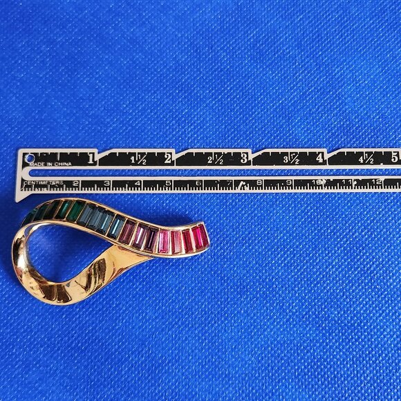 1990-S? SWAROVSKI SWAN LOGO VINTAGE RIBBON BROOCH WITH MULTICOLORED CRYSTALS. - Picture 6 of 6